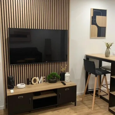 Charming For Two In 아파트